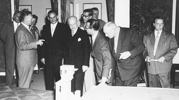 Dr. Wilhelm Schaeffler (2nd from left) was always happy to talk with customers and business partners. He is seen here showing visitors the Schaeffler textile group’s product range.