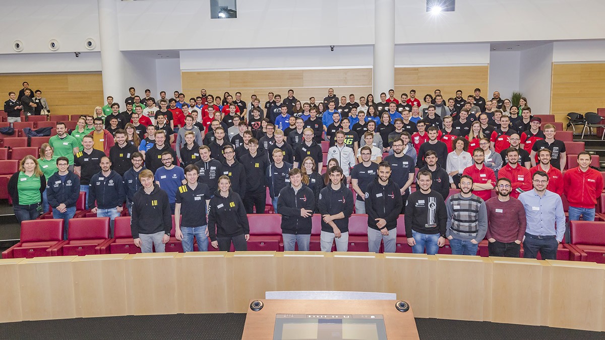 Formula-Student-Teilnehmer und Schaeffler-Repräsentanten bei der Motorsport Academy in Herzogenaurach