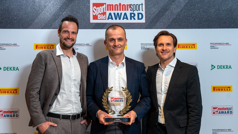 The winners of the Sport Bild Motorsport Innovations Award 2023: CEO Powertrain & Chassis Matthias Zink (m.), DTM innovation taxi driver Markus Winkelhock (r.), Head of Global Sponsoring Sören Zinner (l.)
