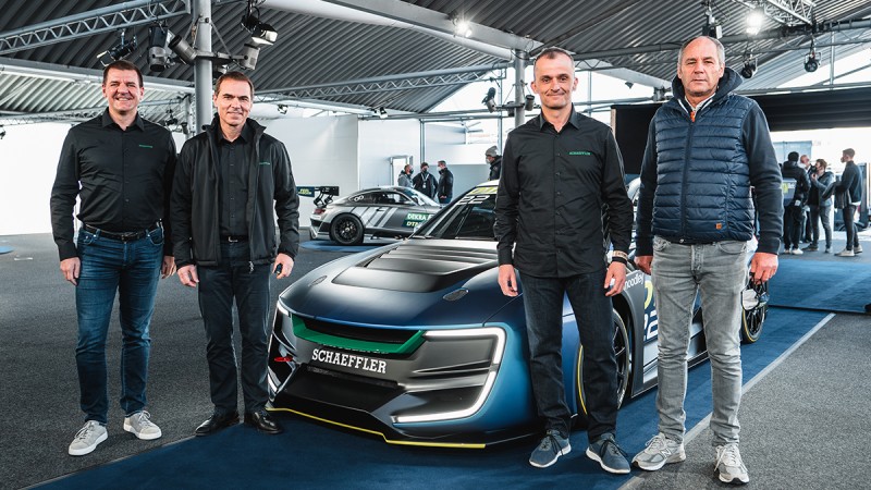 Dr. Jochen Schröder, President E-Mobility Division at Schaeffler, Uwe Wagner, Chief Technology Officer at Schaeffler, Matthias Zink, CEO Automotive Technologies at Schaeffler, and Gerhard Berger, 1. Chairman of ITR (from left to right)