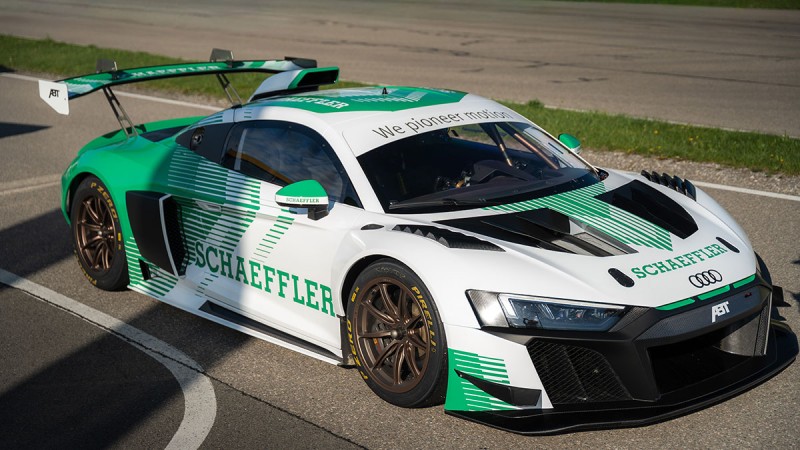 In addition to synthetic fuels, the Schaeffler Innovation Taxi also uses 100% fossil-free high-performance lubricants.