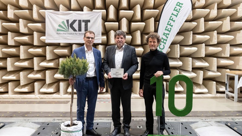 Uwe Wagner, Chief Technology Officer at Schaeffler AG (left) and Dr. Ralf Stopp, Head of SHARE at KIT (right) presented a ten-year-old tree symbolizing the successful partnership to Prof. Dr. Thomas Hirth, Vice President for Innovation and International Affairs at the Karlsruhe Institute of Technology (center).