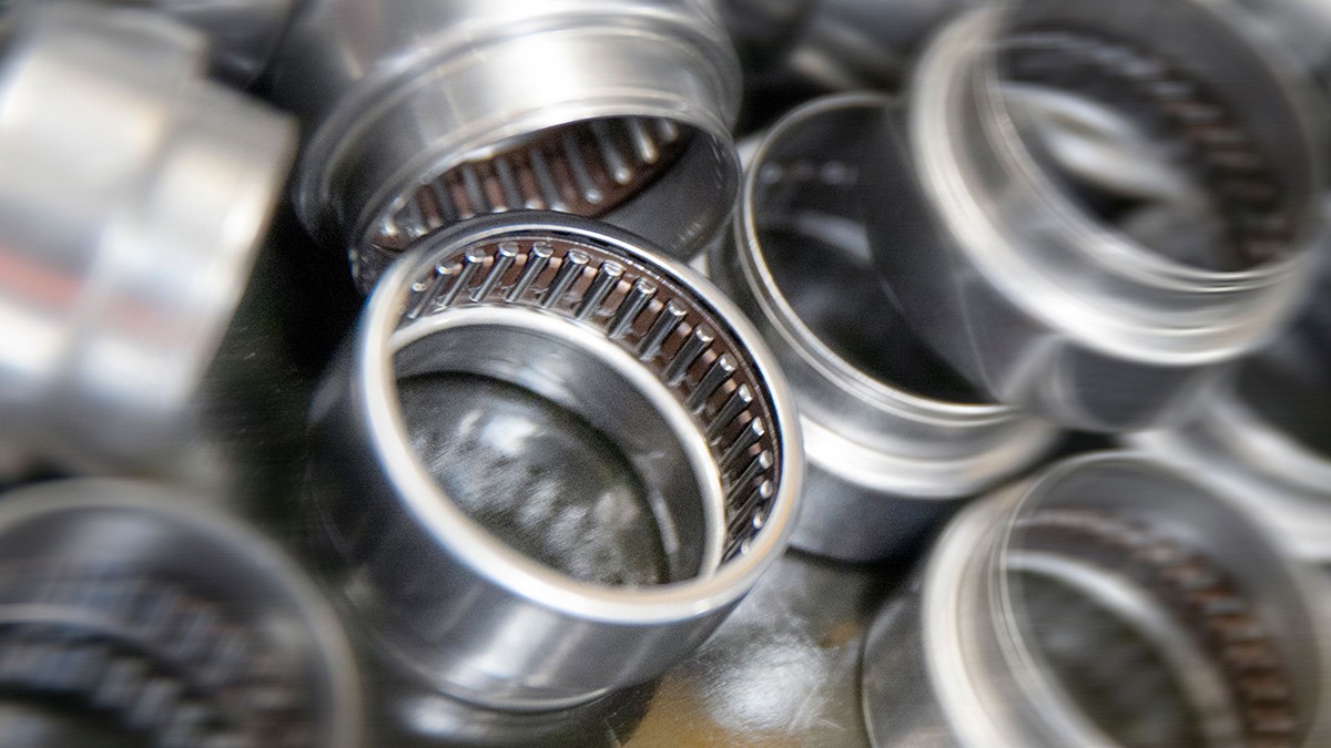 The cage-guided needle roller bearing