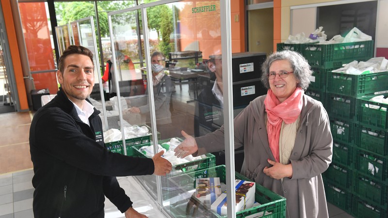 Simon Abelein (Schaeffler) and Edeltraud Rager at the “Nürnberger Tafel”: The organization urgently needed protective walls for its distribution area to be able to continue operations. Schaeffler helped by building six partition walls for the food distribution and cash desk areas.