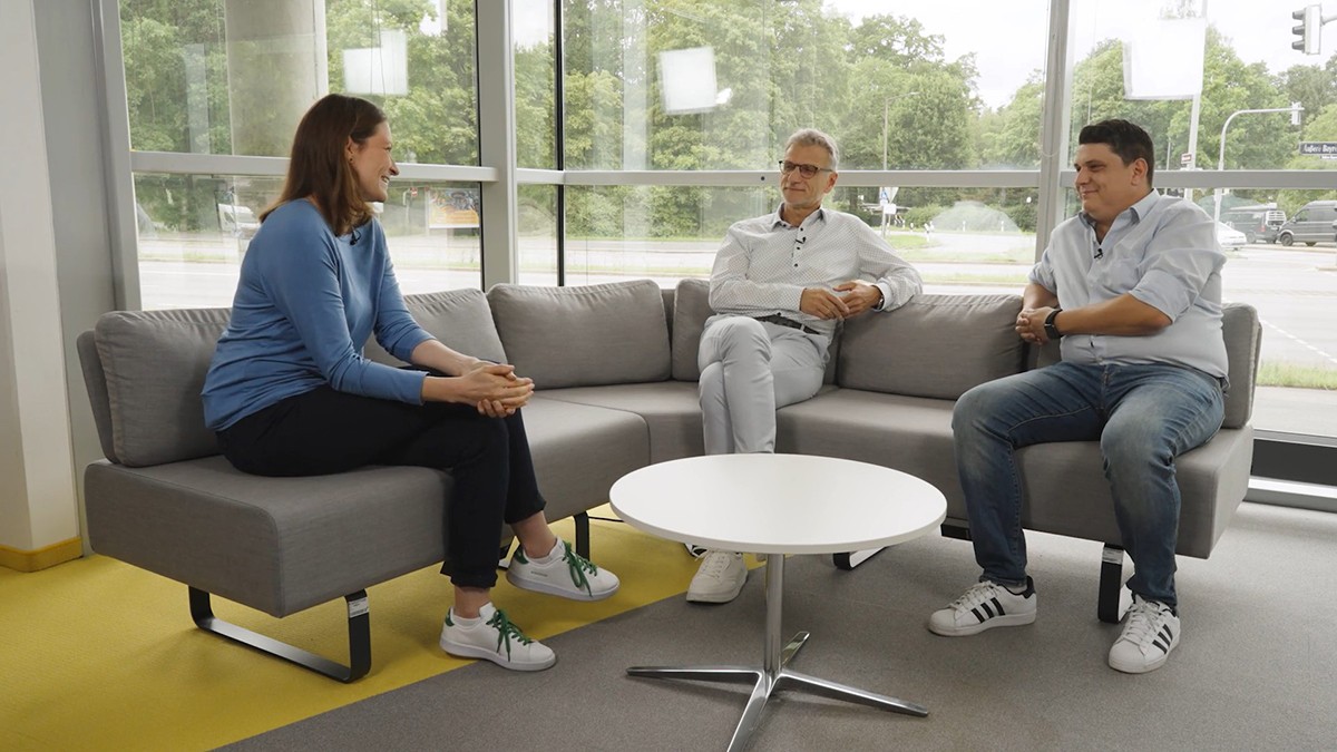 From left: Christina Weiler, Business Partner Communications Digitalization & IT, in conversation with Jürgen Henn, Senior Vice President Strategic Digitalization, and Jonas Vento, Product Owner Software Competence Center, about the interesting topic of generative AI.