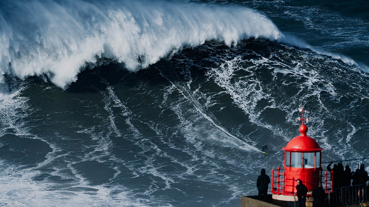 Sebastian Steudtner can now reach speeds of up to 100 km/h on his surfboards thanks to Schaeffler technology.