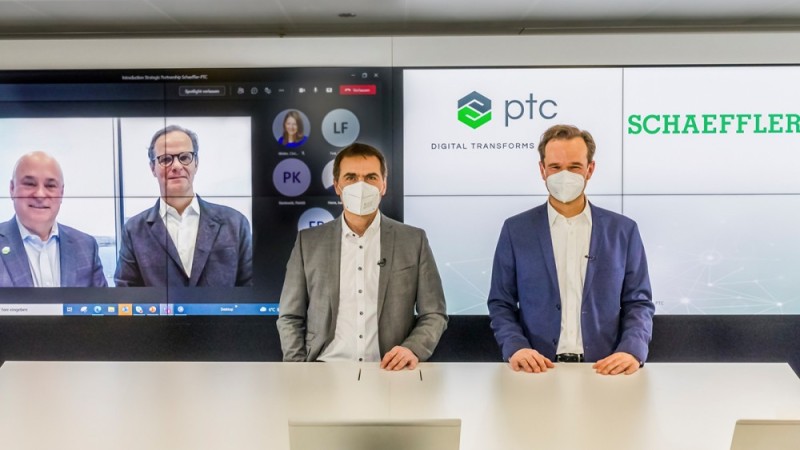 Schaeffler and PTC sign a memorandum of understanding: Uwe Wagner, Chief Technology Officer at Schaeffler AG (standing on the left), and Rainer Eidloth, Senior Vice President R&D Processes, Methods & Tools at Schaeffler (standing on the right), with Jim Heppelmann, President and CEO at PTC (left on the screen), and Kevin Wrenn, Executive Vice President Products at PTC (right on the screen)