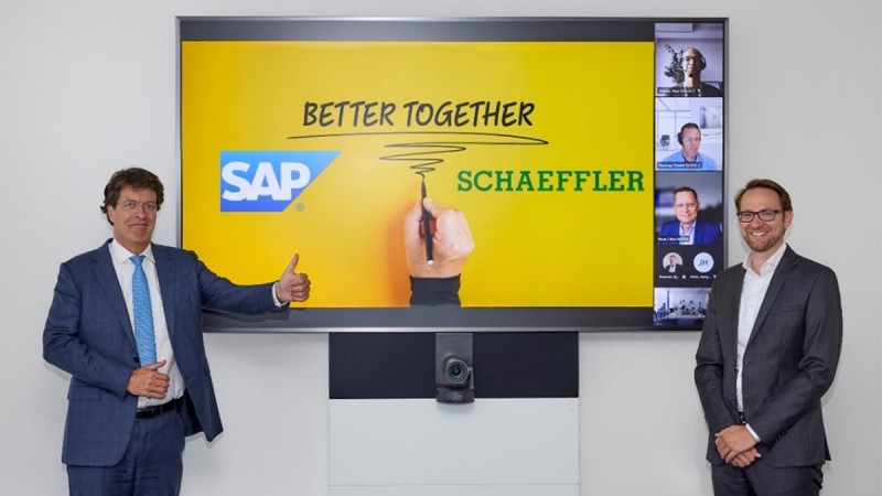 Klaus Rosenfeld, CEO of Schaeffler AG (on the left), and Thomas Saueressig, Member of the Executive Board at SAP SE (on the right)